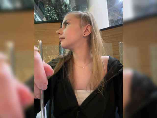 -VikkiL0vesCheese-'s webcam live show