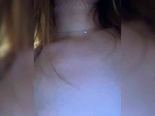 -VikkiL0vesCheese-'s webcam live show