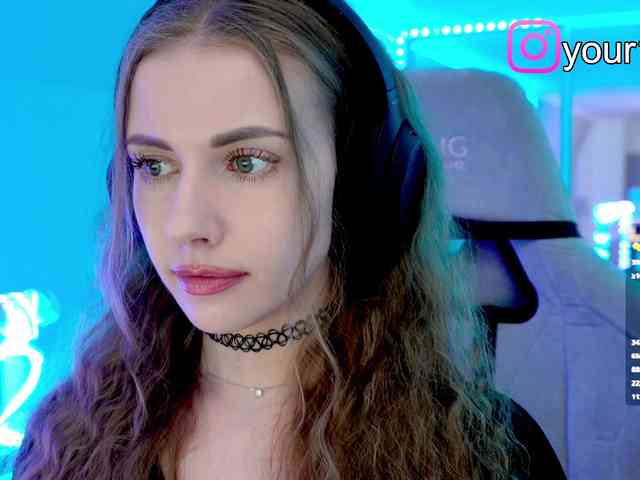 -VikkiL0vesChees... Live Webcam on BongaCams