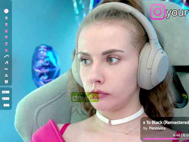 VikkiExtraCheese webcam