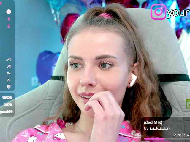 VikkiExtraCheese webcam