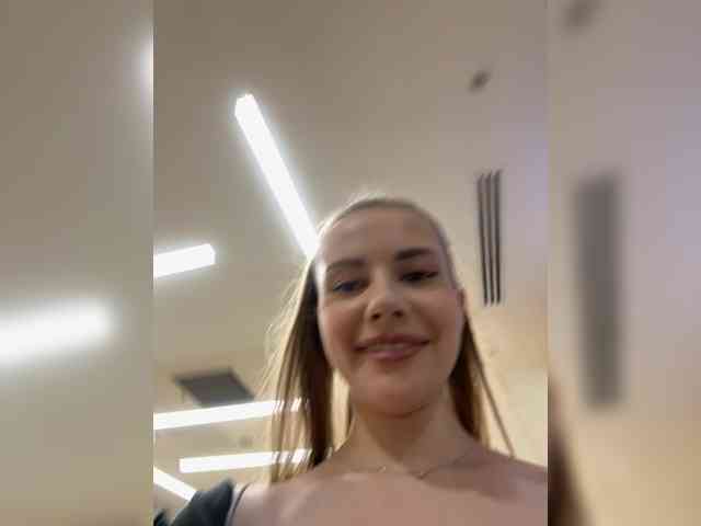 -VikkiL0vesCheese-'s webcam live show