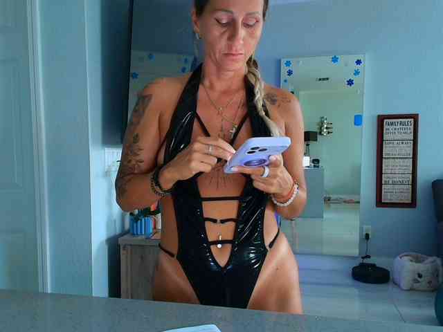 2KinkyMilf Live Webcam on BongaCams