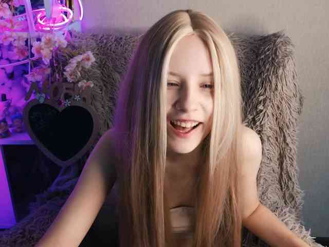 plushsara Live Webcam on BongaCams