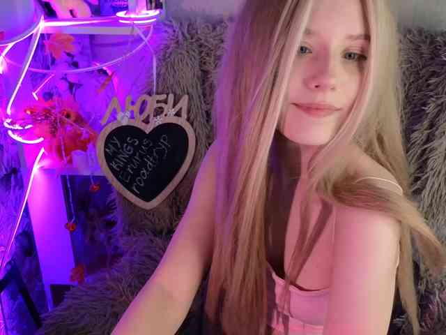 plushsara Live Webcam on BongaCams