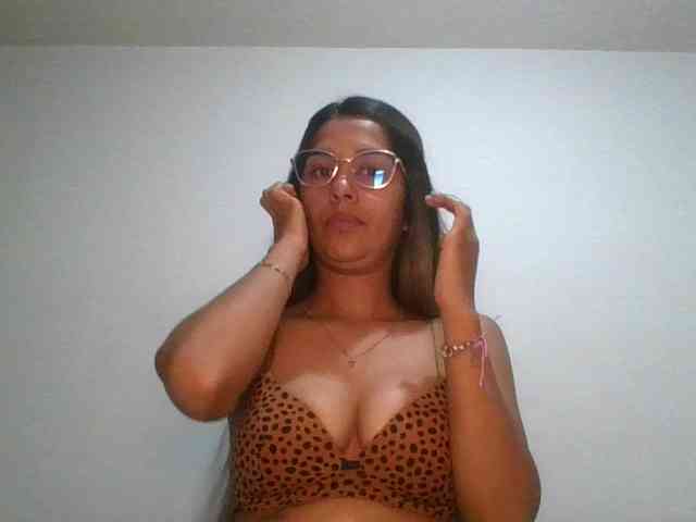 JuanaBrunette webcam