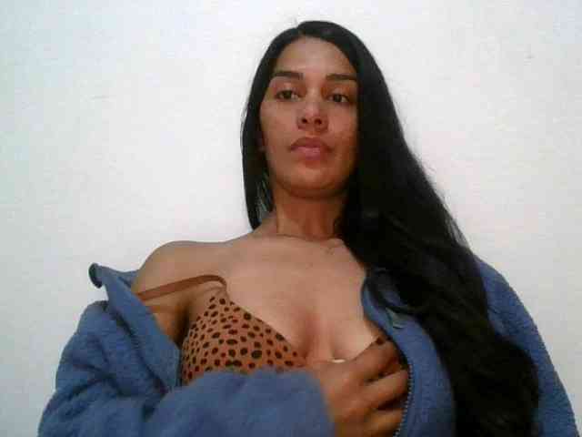 JuanaBrunette webcam