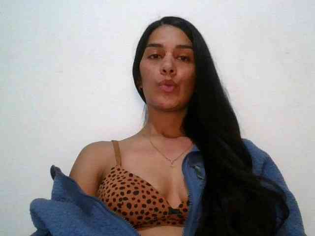 JuanaBrunette webcam