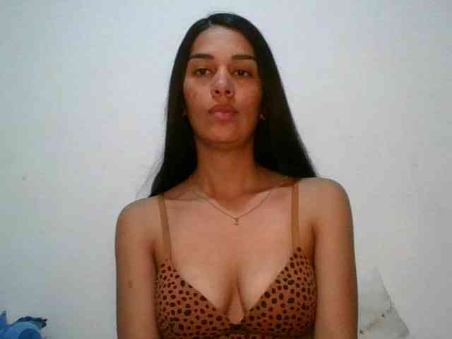 JuanaBrunette webcam