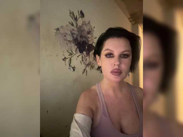 RoyalBreasts's BongaCams show and profile