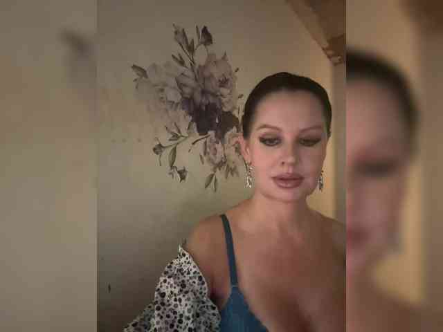 RoyalBreasts webcam