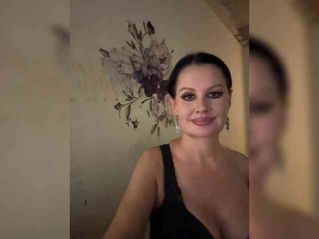 RoyalBreasts webcam
