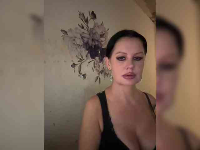 RoyalBreasts webcam