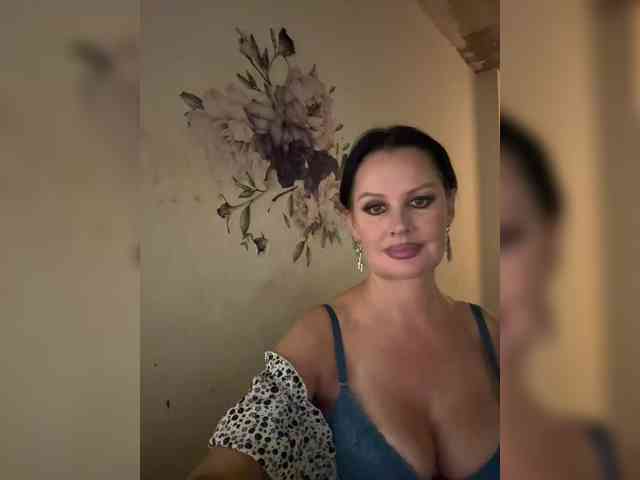 RoyalBreasts webcam