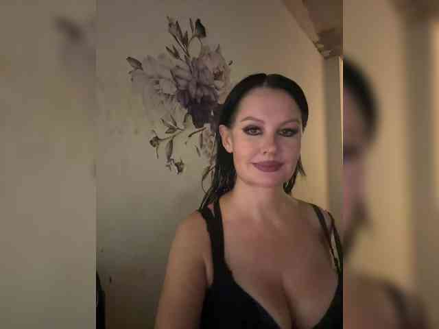 RoyalBreasts webcam