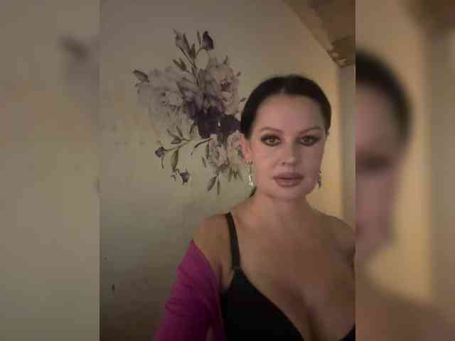 RoyalBreasts webcam