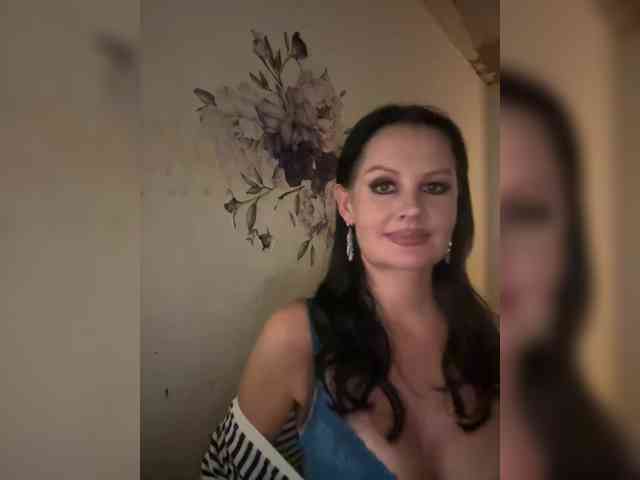 RoyalBreasts webcam