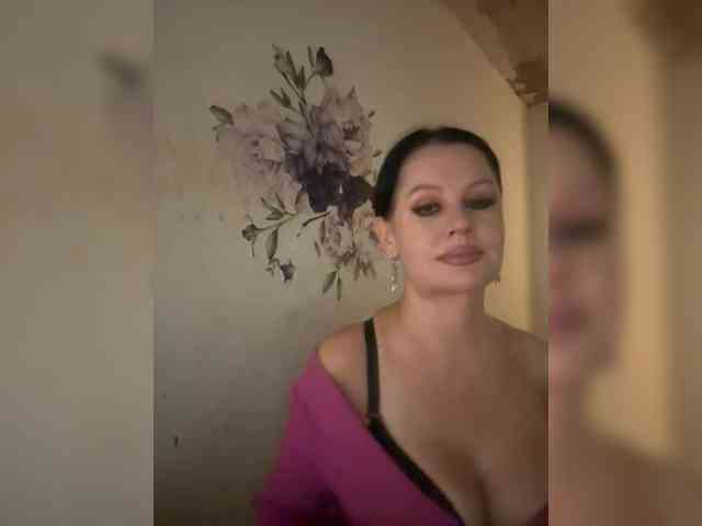 RoyalBreasts webcam