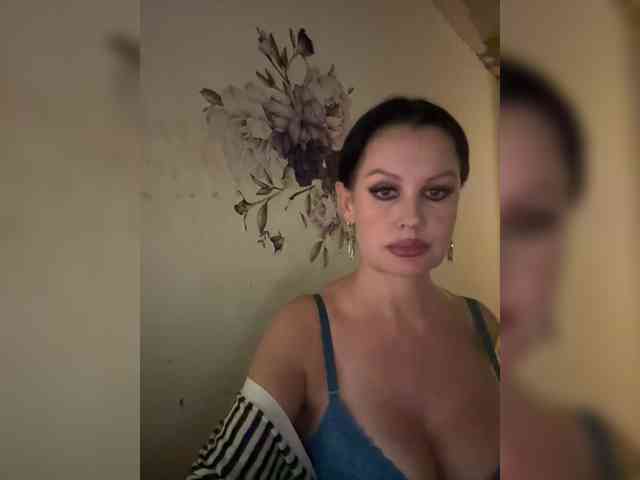 RoyalBreasts webcam