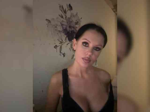 RoyalBreasts webcam