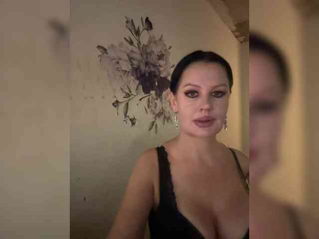 RoyalBreasts webcam
