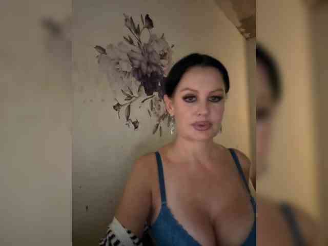 RoyalBreasts webcam