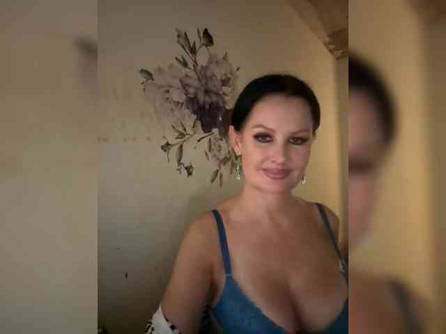RoyalBreasts webcam
