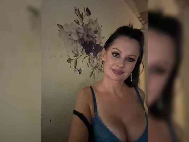 RoyalBreasts webcam