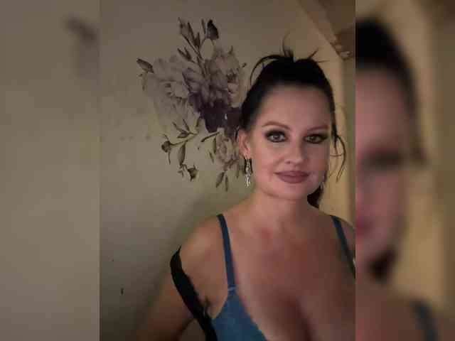 RoyalBreasts webcam