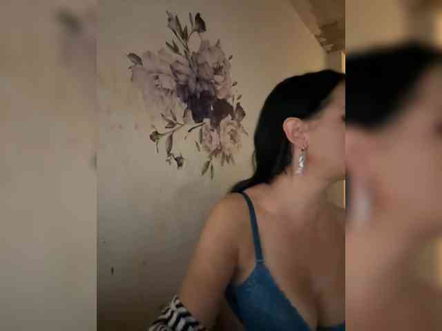 RoyalBreasts webcam