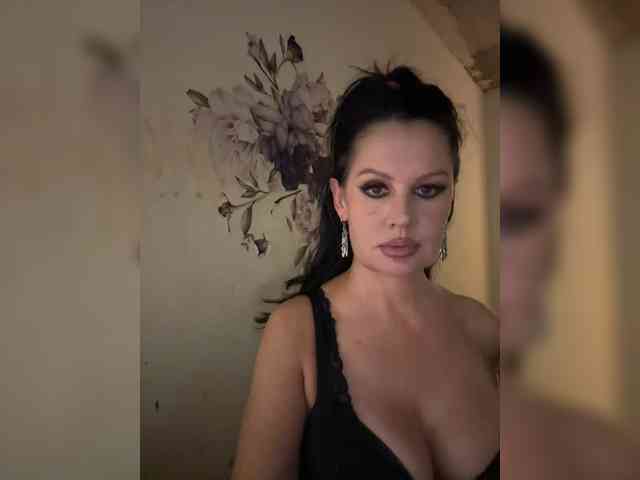 RoyalBreasts webcam