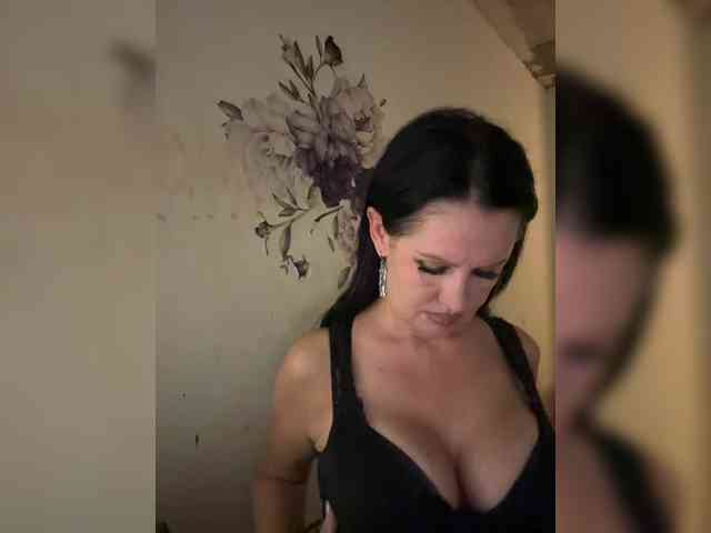 RoyalBreasts webcam