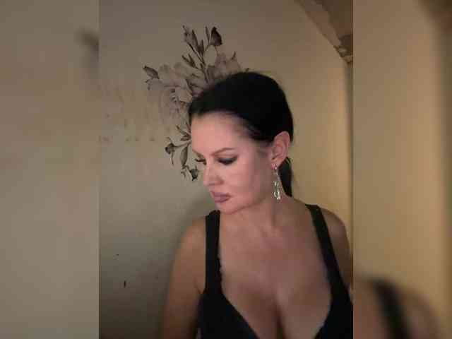 RoyalBreasts webcam