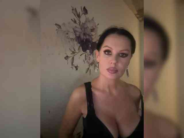 RoyalBreasts webcam