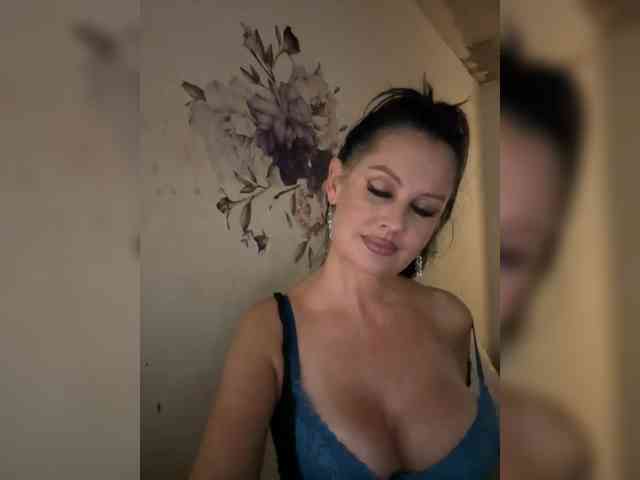 RoyalBreasts webcam