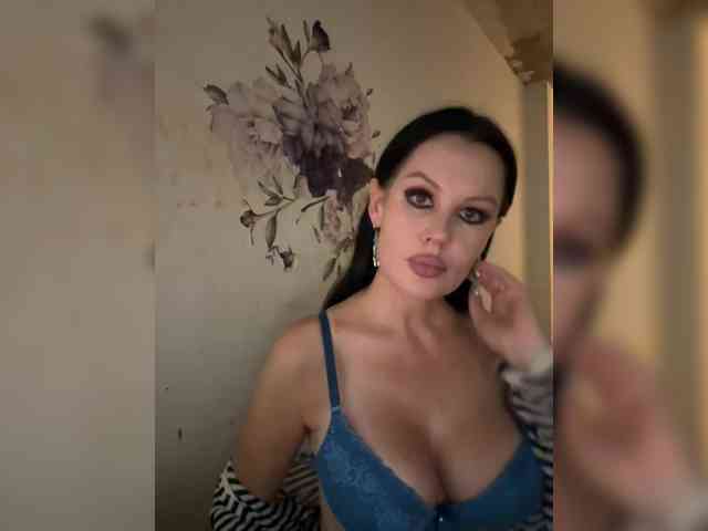 RoyalBreasts webcam