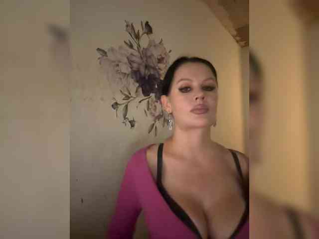 RoyalBreasts webcam