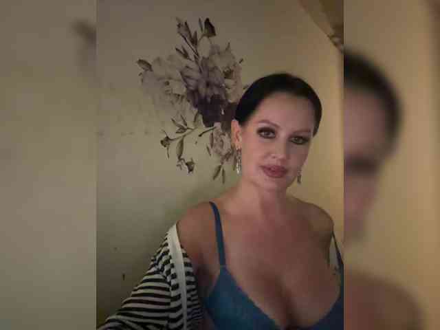 RoyalBreasts webcam