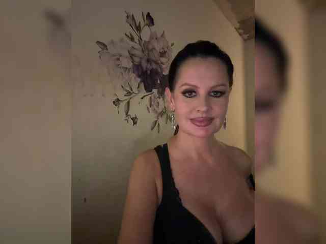RoyalBreasts webcam
