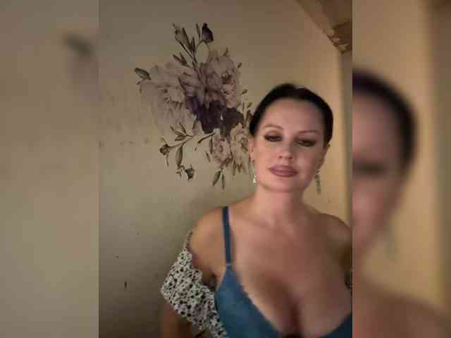RoyalBreasts webcam