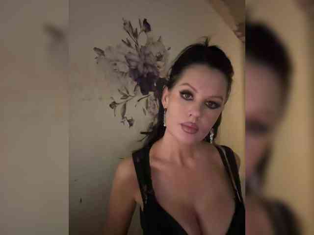 RoyalBreasts webcam