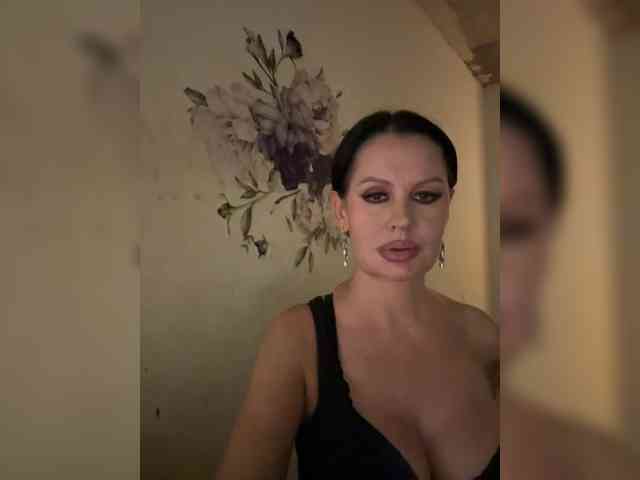 RoyalBreasts webcam