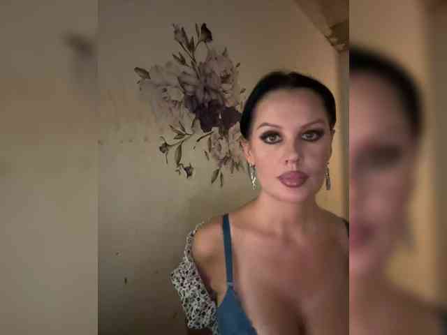 RoyalBreasts webcam