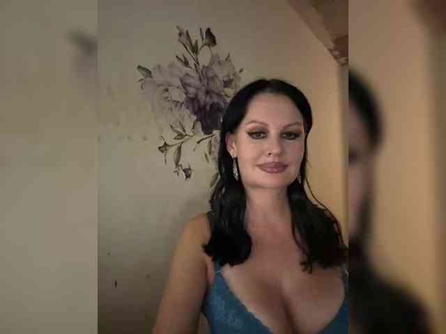 RoyalBreasts webcam