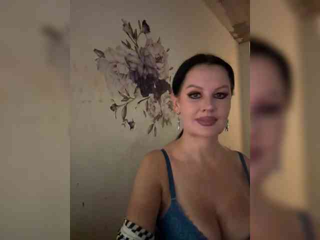RoyalBreasts webcam
