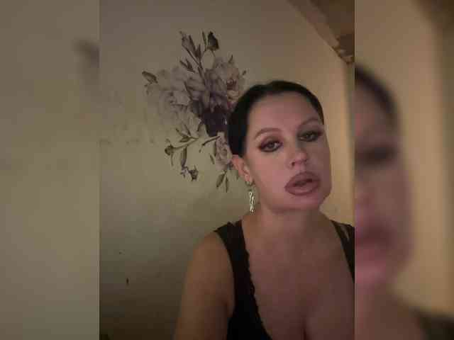 RoyalBreasts webcam