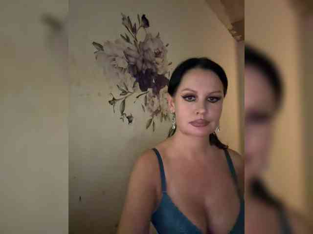 RoyalBreasts webcam