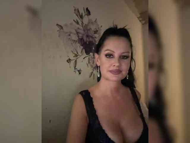RoyalBreasts webcam