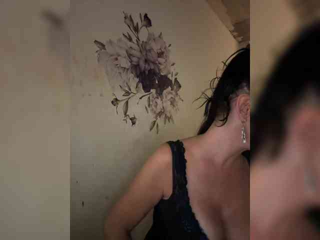 RoyalBreasts webcam