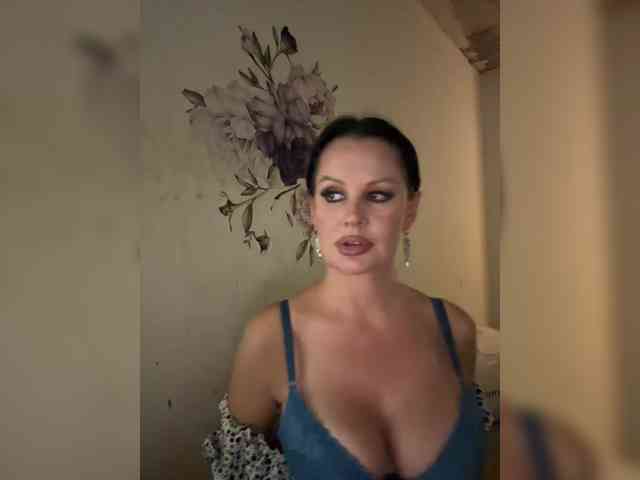 RoyalBreasts webcam